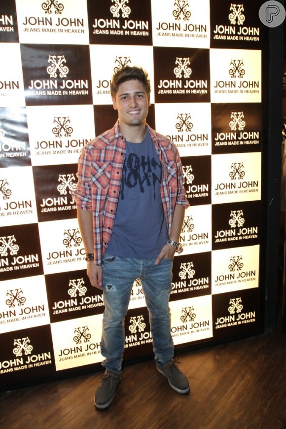 Daniel Rocha posa para foto em evento da loja John John