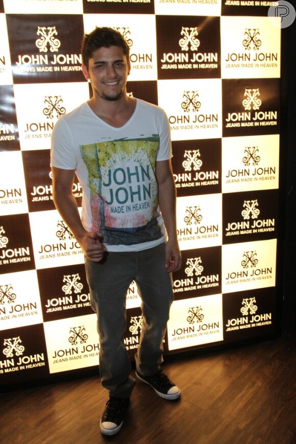 Bruno Gissoni posa para foto em evento da John John, no Rio