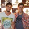 Bruno Gissoni e Daniel Rocha posam para foto em evento da John John
