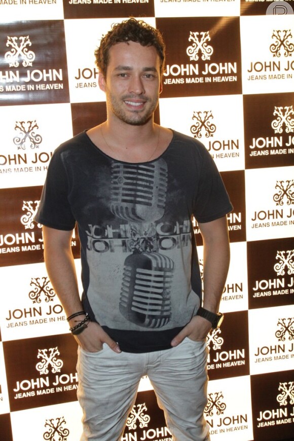 Rodrigo Andrade participa de evento da loja John John