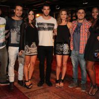 Joshua Bowman, de 'Revenge', posa ao lado de Giovanna Lancellotti em evento