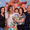 Juliana com o filho Leo e a família de Sidney Sampaio no aniversário do menino