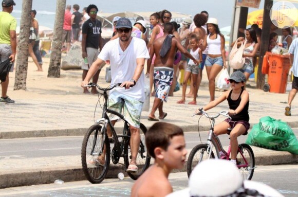 Marcelo Serrado aproveita dia de sol e anda de bicicleta com a filha, Catarina, em 30 de dezembro de 2012