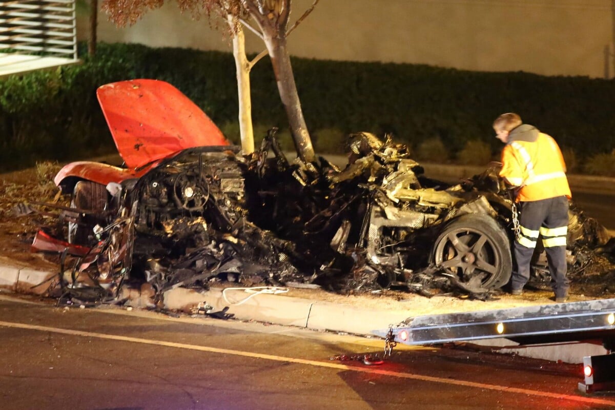 Foto o carro em que paul walker estava ficou totalmente destru do