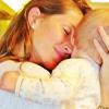 Vivian Lake foi fotografada aos 7 meses com a mãe, Gisele Bündchen, a abraçando. A top brasileira compartilhou a foto com os seus fãs em sua conta do Instagram no dia 6 de julho de 2013 