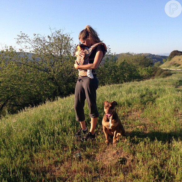 Vivian Lake foi fotografada com a mãe e a cachorrinha da família. Gisele postou a foto emabril de 2013 e escreveu na legenda: 'Caminhando com minhas meninas! :)'