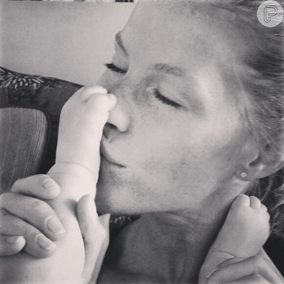 Vivian Lake teve os pezinhos beijados pela mamãe coruja, Gisele Bündchen, no dia 25 de abril de 2013. A foto, mais uma vez, foi postada na conta do Instagram da top. Como resistir em dividir esse momento delicioso?