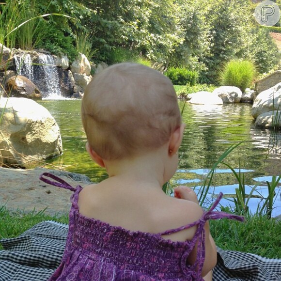 Vivian Lake esteve um lugar ao ar livre e foi clicada pela mãe, em julho de 2013, que disse: ' Apreciando a natureza com meus anjinhos'
