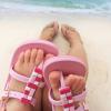 Gisele Bündchen postou a foto de seus pés e os de Vivian e fez propaganda da linha de sandálias que assina. 'Tal mãe, tal filha! Sandalia Gisele', escreveu a top model