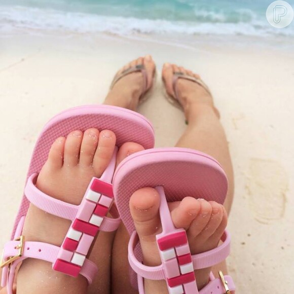 Gisele Bündchen postou a foto de seus pés e os de Vivian e fez propaganda da linha de sandálias que assina. 'Tal mãe, tal filha! Sandalia Gisele', escreveu a top model