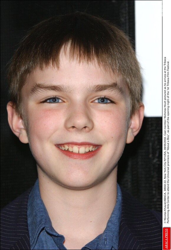 Nicholas Hoult, ainda novinha, foi à estreia universal do filme 'About a Boy', no qual  interpretou Marcus Brewer. O evento aconteceu em maio de 2002, o ator tinha apenas 13 anos