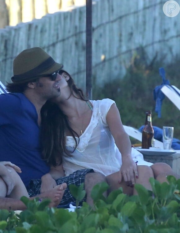 Alinne Moraes beija o namorado, Mauro Lima, em praia da Bahia, em 31 de dezembro de 2012