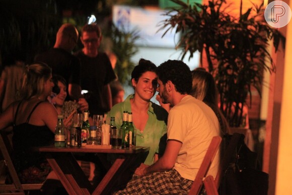 Fernanda Paes Leme e Rafael Queiroga curtem noite em bar do Rio