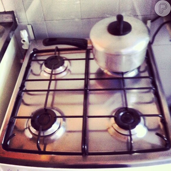 Maria Casadevall compartilha foto de seu fogão