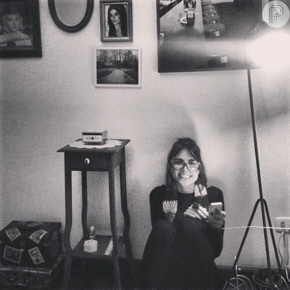 Maria Casadevall aparece sentada no chão ao lado de uma mesinha de telefone retrô, em 5 de dezembro de 2013