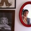 Maria Casadevall tira foto de seu espelho vintage, que aparece ao lado de um quadro da atriz Marilyn Monroe