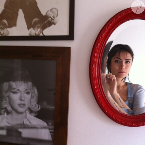Maria Casadevall tira foto de seu espelho vintage, que aparece ao lado de um quadro da atriz Marilyn Monroe