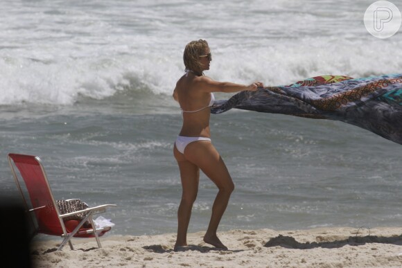 Logo que saiu da água, Christine Fernandes estendeu sua canga na areia