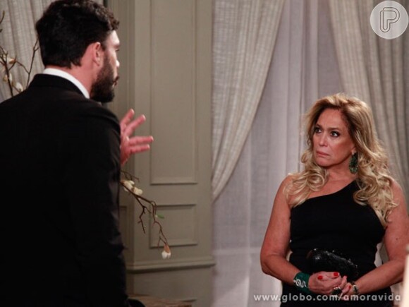 Maciel (Kiko Pissolato) diz a Pilar (Susana Vieira) que Jacques (Julio Rocha) não presta, em 'Amor à Vida'