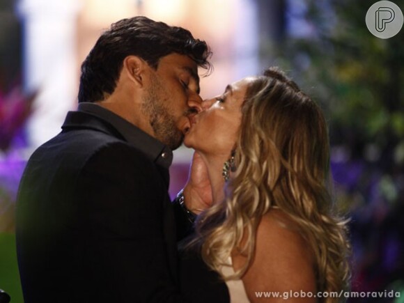 Pilar (Susana Vieira) beija Jacques (Julio Rocha) mas depois se decepiona com o médico, em 'Amor à Vida'