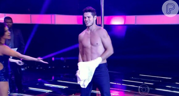 Em um dos episódios de 'Amor & Sexo', José Loreto tira a camisa e exibe o belo físico em uma apresentação de pole dance