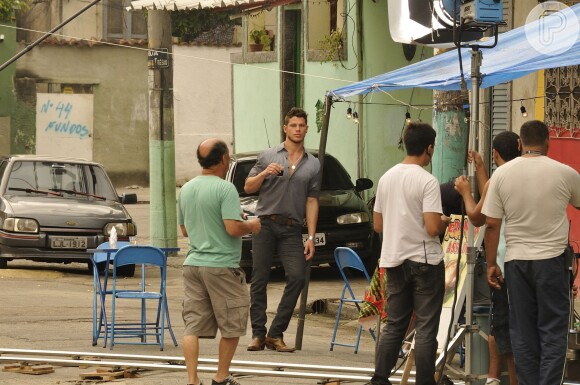 José Loreto vive o michê, Caíque em 'A Segunda Dama'. No dia 22 de novembro de 2013, o ator gravou cenas da série em Marechal Hermes, na Zona Oeste do Rio de Janeiro