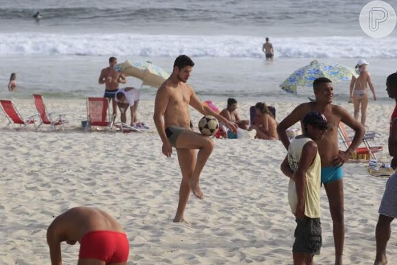 José Loreto é fãs dos esportes e não dispensa uma partida de futebol com os amigos na praia