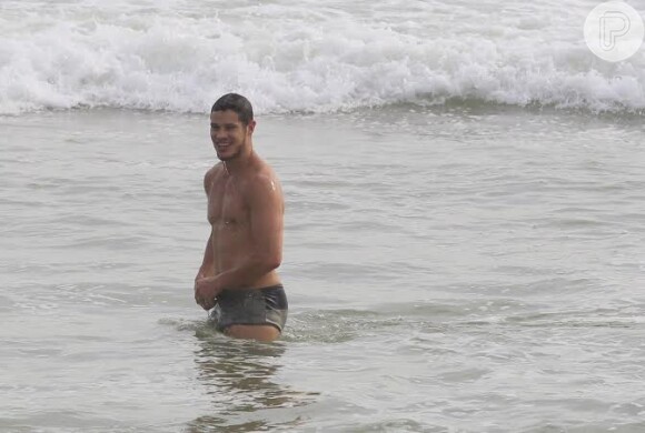 José Loreto mostra físico invejável durante dia de sol na praia do Pepê, na Zona Oeste da cidade do Rio de Janeiro, na tarde desta quinta-feira, 5 de dezembro de 2013,