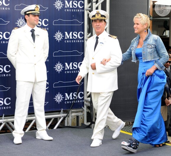 Recentemente, Xuxa apareceu com vestido longo azul e jaquetinha jeans na cerimônia de inauguração de um navio de cruzeiros, no Porto de Santos, no litoral de São Paulo. A apresentadora estava usando bota ortopédica