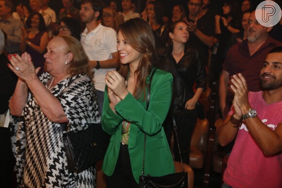 Ao lado da sogra, Laura, Paolla aplaude a performance do marido