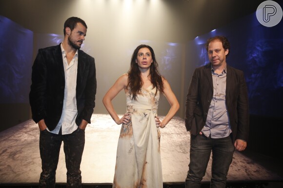 No palco Joaquim Lopes e Roberta Alonso e o diretor Bruce Gomlevsky, no Teatro Gláucio Gil, em Copacabana, na Zona Sul do Rio de Janeiro
