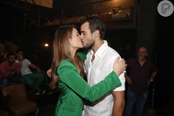 A atriz parabaeniza o marido com um beijo