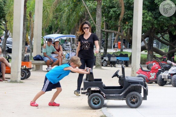 O casal levou Noah, filho de Cássio com Danielle Winits, para brincar na Lagoa Rodrigo de Freitas, Zona Sul do Rio