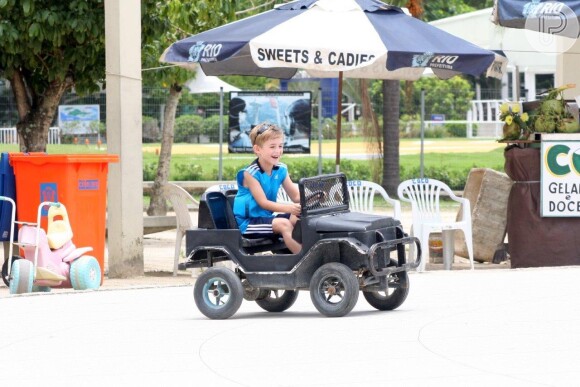 Noah, que está prestes a completar 6 anos de idade este mês, se divertiu muito pilotando um carrinho