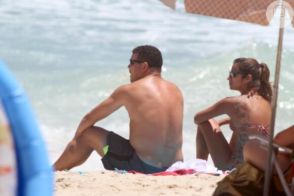 Ronaldo e sua noiva, Paula Morais, curtiram o dia de sol no Rio de Janeiro na praia do Leblon, Zona Sul do Rio de Janeiro, nesta segunda-feira, 9 de dezembro de 2013