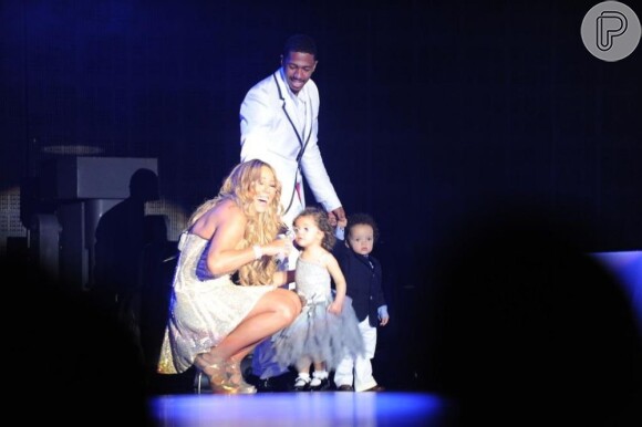 Mariah Carey esteve com a família no palco de seu show especial de Réveillon na Austrália, como mostra a foto publicada em sua conta de Facebook nesta terça-feira, 1º de janeiro de 2013