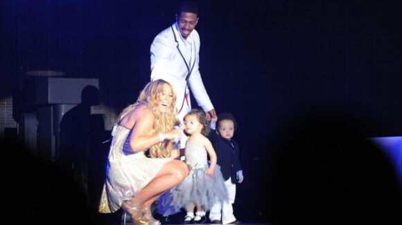 Mariah Carey recebe família no palco em show na Austrália