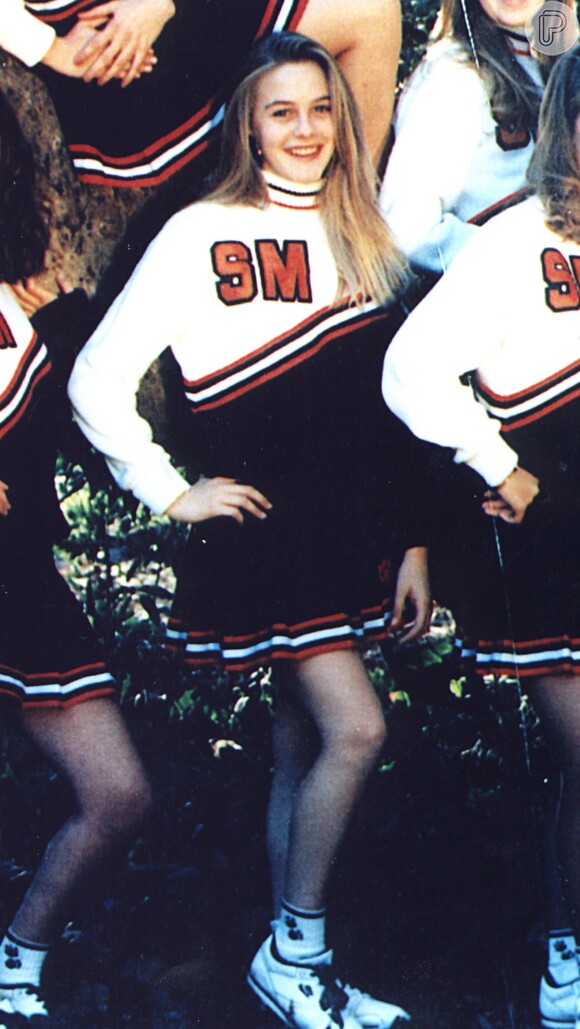 Alicia Silverstone aparece como cheerleader em 1991 na San Mateo High School, em São Francisco
