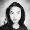 Angelina Jolie aparece no Yearbook de 1990 da Beverly Hills High School, de Los Angeles, na Califórnia