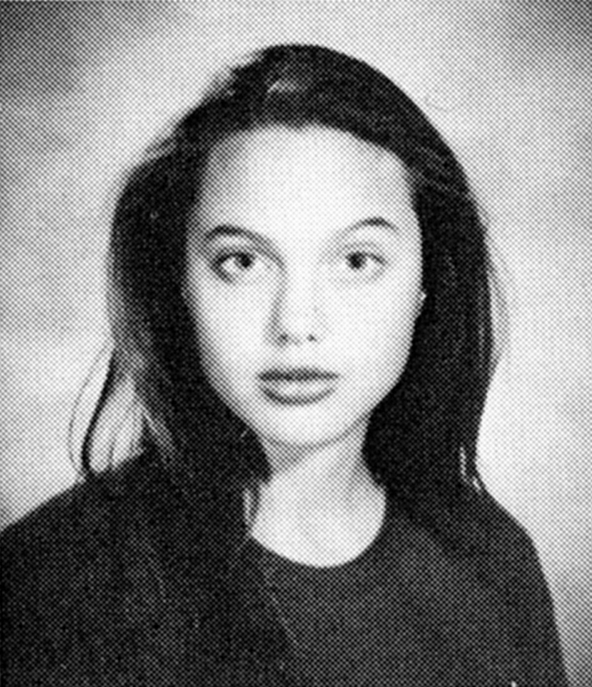 Foto Angelina Jolie aparece no Yearbook de 1990 da Beverly Hills High