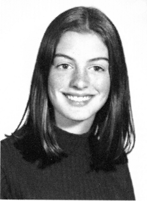 Anne Hathaway aparece no Yearbook de 1997 da Millburn High School, em Millburn, em Nova Jersey