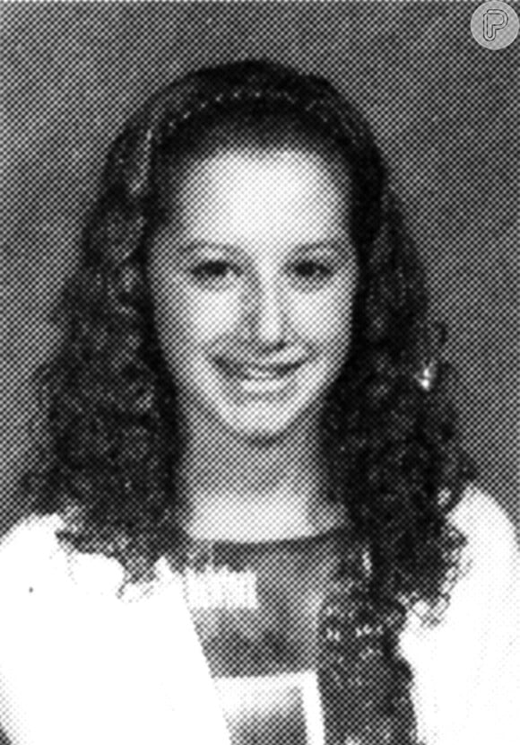 Ashley Tisdale aparece no Yearbook de 2000 da Valencia High School, em Valencia, na Califórnia