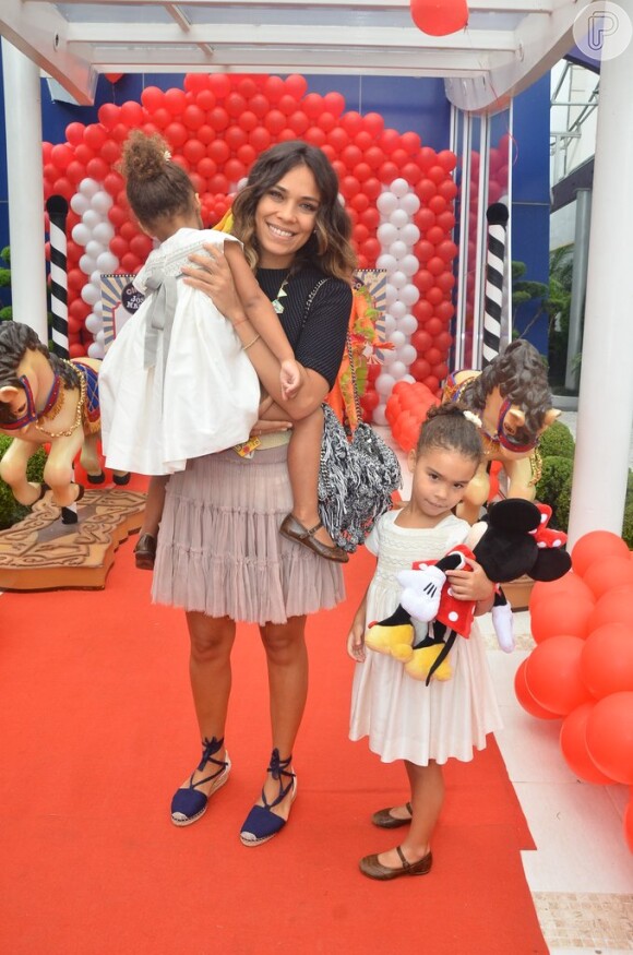 Maria Sophia, de 4 anos, e Maria Alice, 3, prestigiaram o aniversário de José Marcus ao lado da mamãe famosa, Bia Antony, ex-mulher de Ronaldo, em 11 de dezembro de 2013