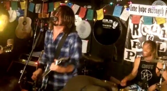 Foo Fighters faz show surpresa em pizzaria na Califórnia, EUA, nesta segunda-feira, 9 de dezembro de 2013