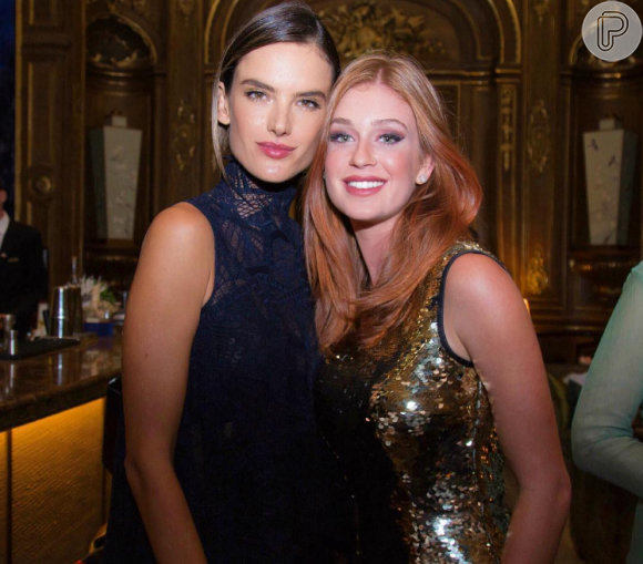 Marina Ruy Barbosa e Alessandra Ambrósio posam juntas no coquetel da Vogue Brasil, em 30 de setembro de 2016, no The Peninsula Paris