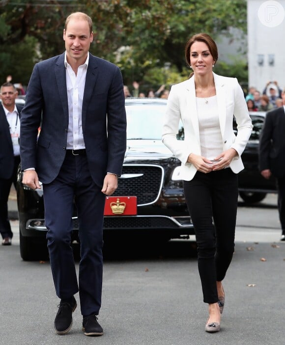 Kate Middleton apostou em look high-low, com um blazer Zara de R$ 220 e jeans da mesma marca de R$ 126 e um cordão da joalheria Asprey de R$ 109 mil.