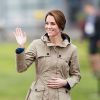 Kate Middleton vestiu uma jaqueta Troy London de R$ 1,470, tênis Superga de R$ 210 e brincos de R$ 1,250 para uma tarde em alto mar