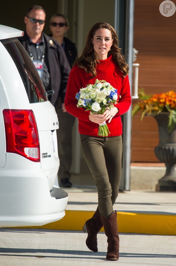 Kate Middleton só trocou a parte de cima para um evento algumas horas depois: ao invés do blazer, um casaco vermelho Oasis de R$ 800