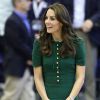 Kate Middleton usou o item mais caro da viagem: um vestido verde-escuro Dolce & Gabbana, à venda por cerca de R$ 9 mil.