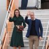 Kate Middleton desembarca em Yukon com um sobretudo no mesmo tom, da marca Hobbs, de R$ 1,7 mil.